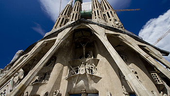 Iconic landmark, Barcelona treasure, Architectural brilliance, Spiritual significance HD wallpaper