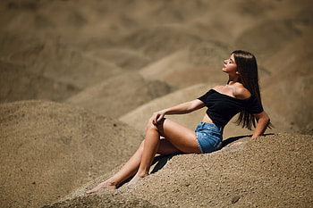 Girl Sitting Jean Shorts In Desert, girls, model, desert HD wallpaper