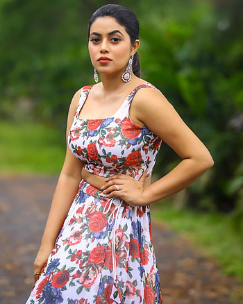 Poorna kasim, Telugu actress, dress, hair HD phone wallpaper