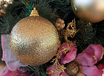 Holidays, Gold, Close-Up, Ball, Christmas Tree, Tinsel, Christmas Tree Toy, Sequins HD wallpaper