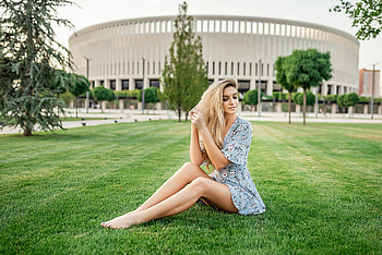 Blonde Girl Sitting In Park, blonde, girls, model HD wallpaper
