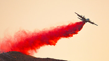 C 130 Hercules Creating A Defensive Line Over A Wildfire In Utah, plane, red, sky, usa, utah, graphy HD wallpaper