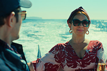 Partyng billionaire, Apple's loot, Maya Rudolph, Review HD wallpaper