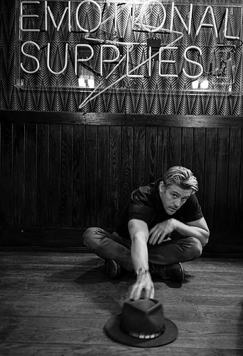 Boyd Holbrook, Women are superior HD phone wallpaper