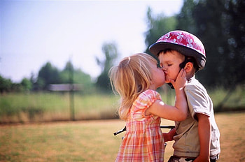 THE FIRST KISS, boy, first kiss, kids, kiss, girl HD wallpaper