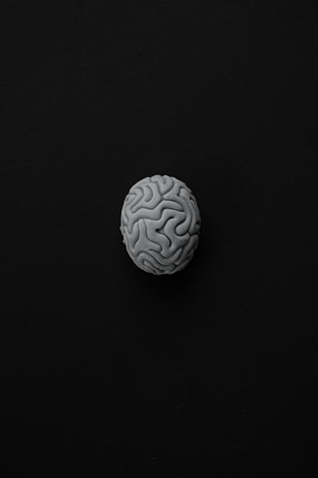 Monochrome representation of a brain against a dark background, symbolizing mental health. HD phone wallpaper