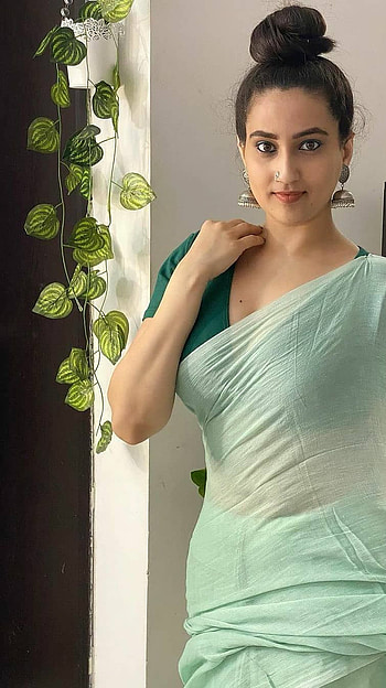 Manjusha, saree lover, anchor HD phone wallpaper