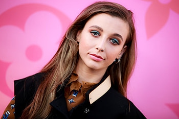 Emma Chamberlain, Dating, TikTok Willy Wonka, New relationship HD wallpaper