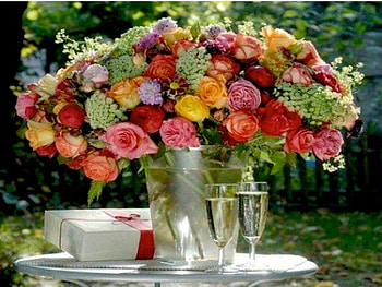 Table Set For Two, champagne, bouquet, sweetkearts, vase, present, lovers, gift, flowers, romantic HD wallpaper