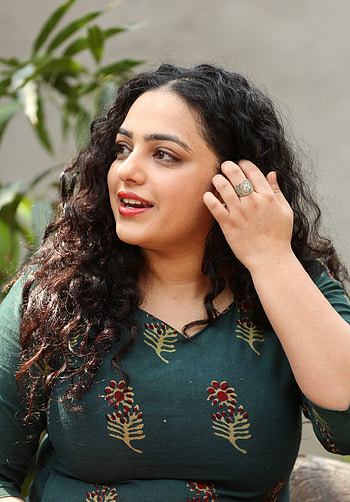 Nithya Menon, flash graphy, lip HD phone wallpaper