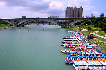 Beautiful green river Scenic, buildings, boat, scenic area, green river, bridge, beautiful HD wallpaper
