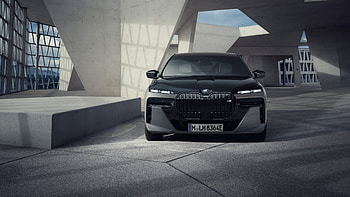 BMW M760e Xdrive 2022 2 Cars HD wallpaper