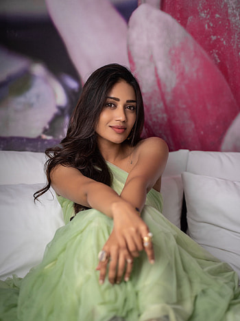 Nivetha pethuraj, lip, muscle HD phone wallpaper