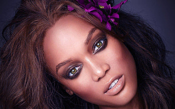Tyra Banks, Enigmatic beauty, Alluring eyes, Compelling personality HD wallpaper