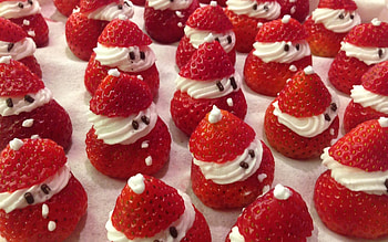 Strawberry Santa Cakes, sweet, Santa, cakes, strawberries HD wallpaper