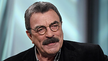 Tom Selleck, Generous tip, 2020 tip challenge, Restaurant surprise HD wallpaper