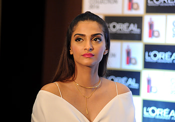 Gorgeous Sonam Kapoor, sonam-kapoor, indian-celebrities, girls, desi-girls HD wallpaper