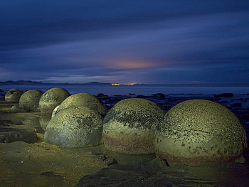 Amazing Planet, sand, moeraki, boulders, dusk, rocks, beach, waves, new zealand, sky, sun, sunset, ocean HD wallpaper