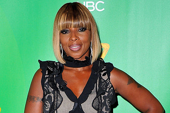 Mary J. Blige, Powerful vocals, Timeless classics, Musical legend HD wallpaper