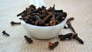 Dry cloves from Kerala, Grade A quality, Natural spice, Culinary treasure HD wallpaper
