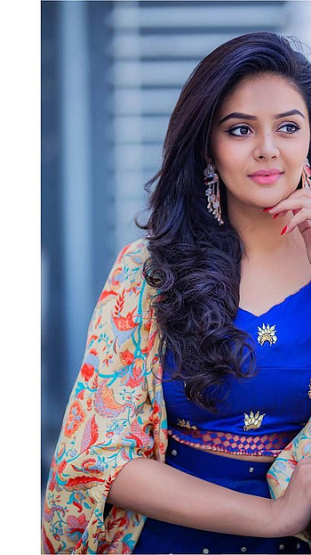 Sreemukhi, telugu actress, model saree lover HD phone wallpaper
