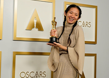 Second Female Oscar Best Director, beige, 2560x1852, smile, gold, jewelry, oscars, triangle, braces, beading, Asian, award, Chinese-American, braids HD wallpaper