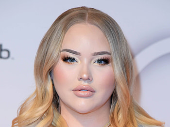 NikkieTutorials, YouTube star, Coming out, Transgender HD wallpaper