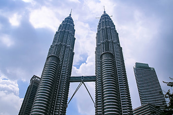Petronas Twin Towers, Kuala Lumpur, Franks TravelBox, Iconic Malaysian landmark HD wallpaper
