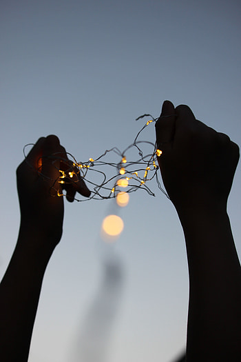Shine, Light, Miscellanea, Miscellaneous, Brilliance, Hands, Garland HD phone wallpaper