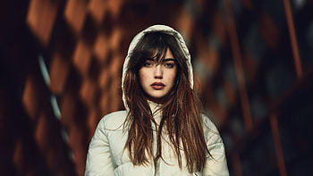 Pretty Girl In Hoodie Looking At The Viewer, girls, model, hoot HD wallpaper