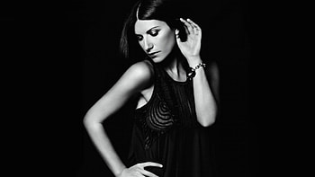 Laura Pausini, Michelle Anderson post, Mesmerizing music, Italian icon HD wallpaper