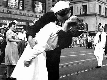 THE FAMOUS KISS, kiss, abstract, graphy, love HD wallpaper