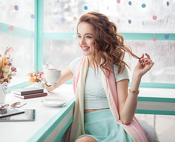 Beautiful smile, curly hair, girl model HD wallpaper