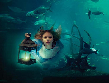 Lighting the way, sea, light, underwater, fish, girl, fire, ocean, latern HD wallpaper