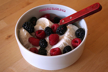 ice cream, sweets, dessert, blueberry, raspberry HD wallpaper