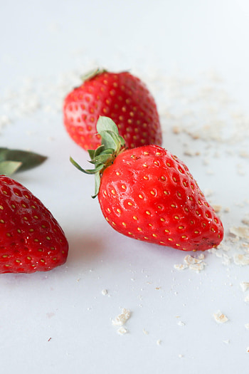 Food, Strawberry, Berries, Fruit, Crumbs HD phone wallpaper
