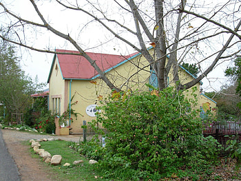 Guineafowl cottage, cottage, countrylane, yellow, countryside HD wallpaper
