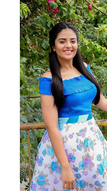 Sreemukhi, telugu actress model, anchor HD phone wallpaper