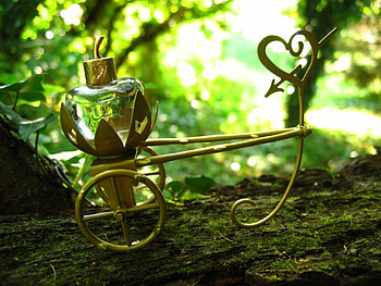 Charrette de fee, golden, figurine, fragrance, bottle, green, glass, perfume, heart, arrow, lolita lempicka HD wallpaper
