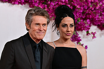 Oscars Red Carpet Moment Featuring Celebrated Actor, Academy Awards (Oscars), Willem Dafoe HD wallpaper
