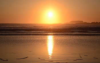 Tofino Sunset, skies, beaches, colors, golen, beautiful, waves, reflection, nature, clear, sunset HD wallpaper