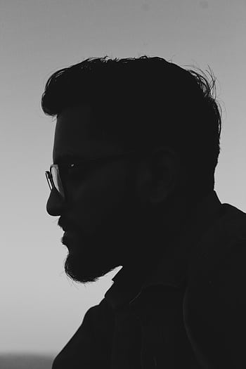 Profile silhouette of a man wearing glasses during twilight. HD phone wallpaper