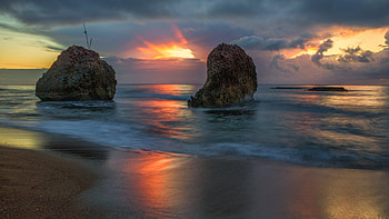 Ocean Sunset, horizon, sand, bueaty, rocks, beach, waves, reflection, clouds, nature, sky, ocean, sunset HD wallpaper