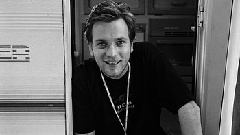 Ewan McGregor, Brunette shirt smile, background HD wallpaper