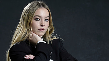 Sydney Sweeney Is Standing In Black Background Wearing White Black Coat Suit Girls HD wallpaper