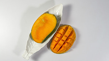 Ripe mango slice, White background, Fresh and succulent, High-definition HD wallpaper