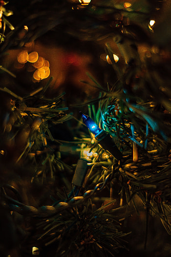 Holidays, New Year, Glare, Christmas, Christmas Tree, Garland, Bokeh, Boquet HD phone wallpaper