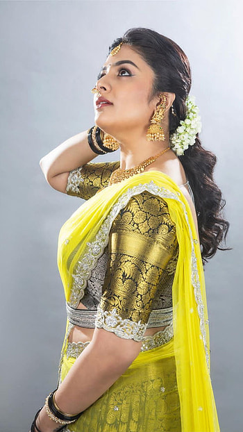 Sreemukhi, telugu actress, anchor, model, saree lover, gorgeous, saree beauty HD phone wallpaper