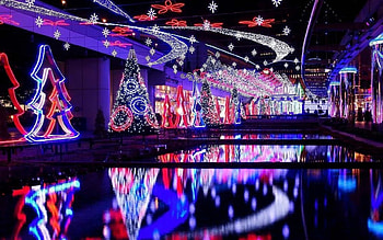 Beautiful Christmas Lights, reflection, water, lights, christmas HD wallpaper