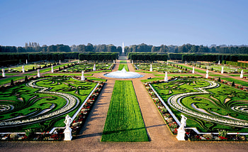 Elaborate Garden, path, elaborate, garden, hedges, bush, statue, flower, fountain, flowers HD wallpaper
